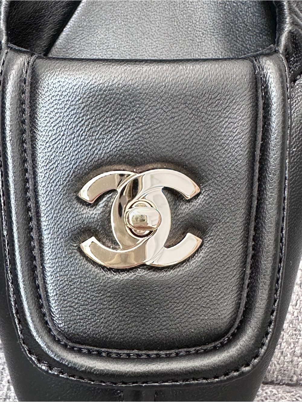 CHANEL BLAZY BLACK SQUARE TOE LEATHER CRUNCHY FLATS GOLD TURN LOCK CC LOGO 38C - Picture 2 of 14